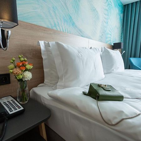 Premier Hotel Odessa Værelse billede A telephone in a hotel room