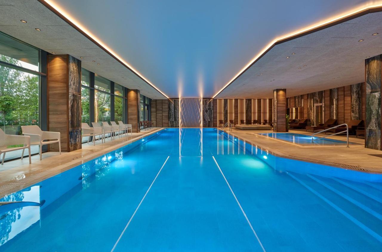 Premier Hotel Odessa Eksteriør billede The swimming pool at The Dorchester