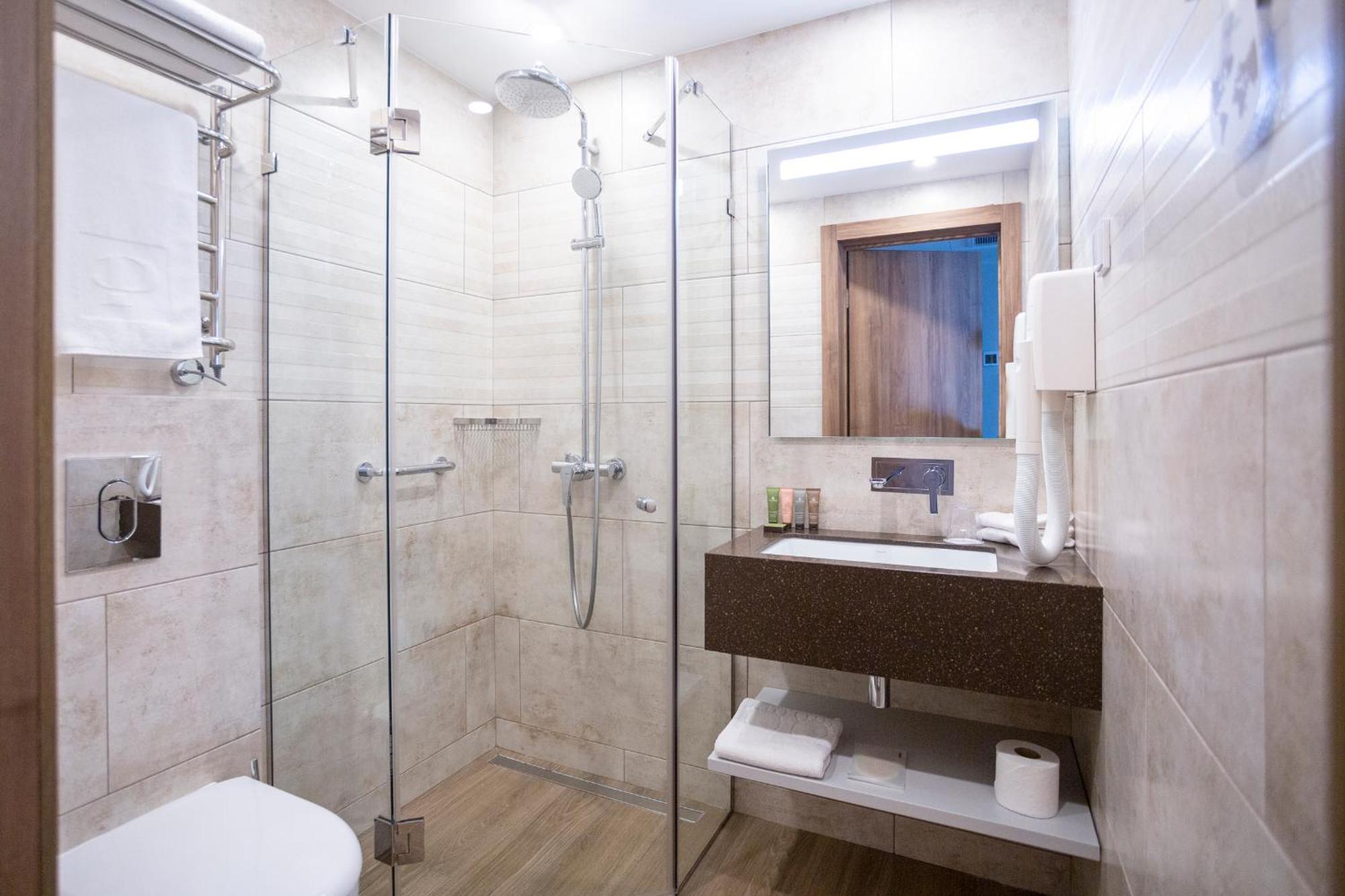 Premier Hotel Odessa Værelse billede A shower enclosure