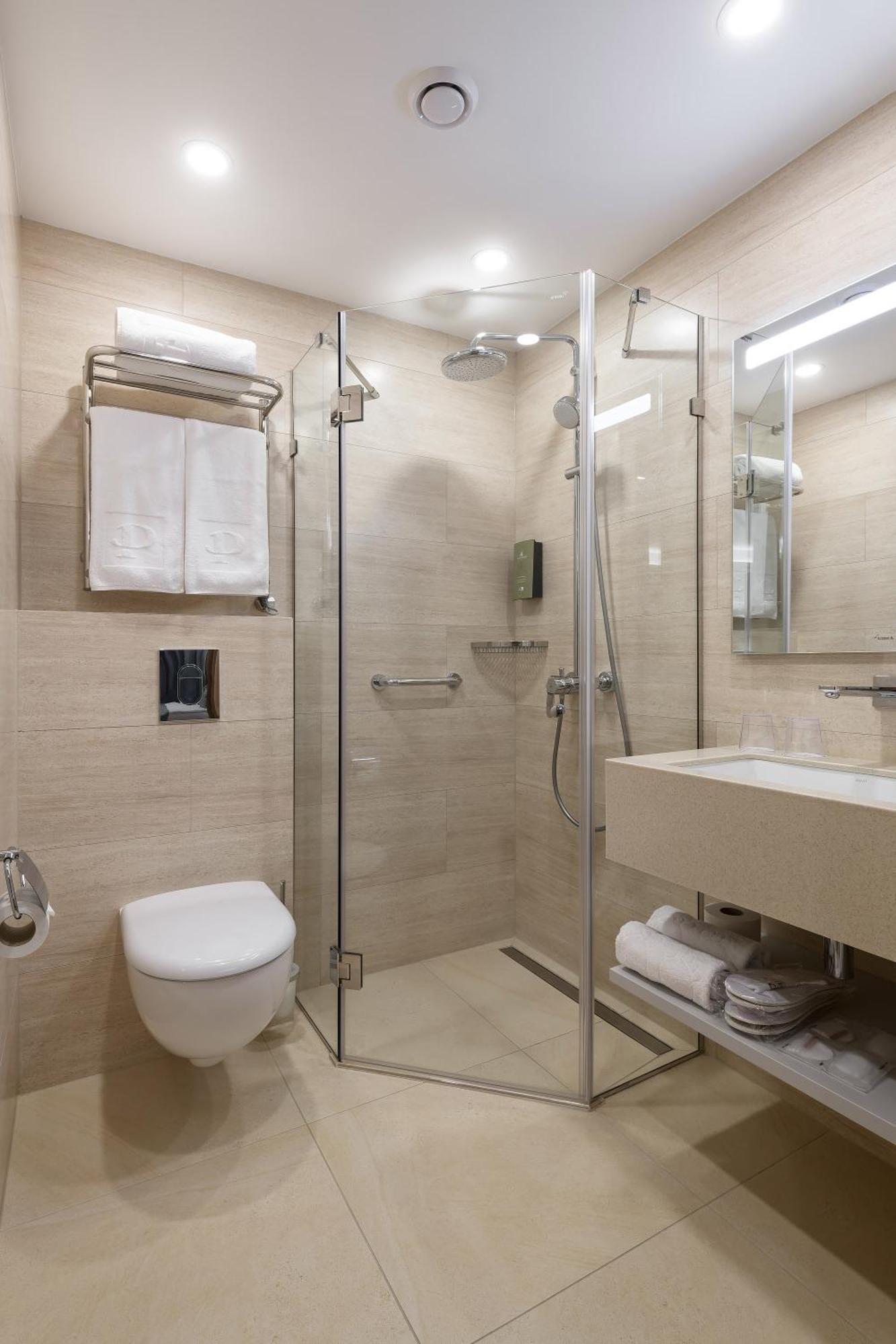 Premier Hotel Odessa Værelse billede A shower cubicle